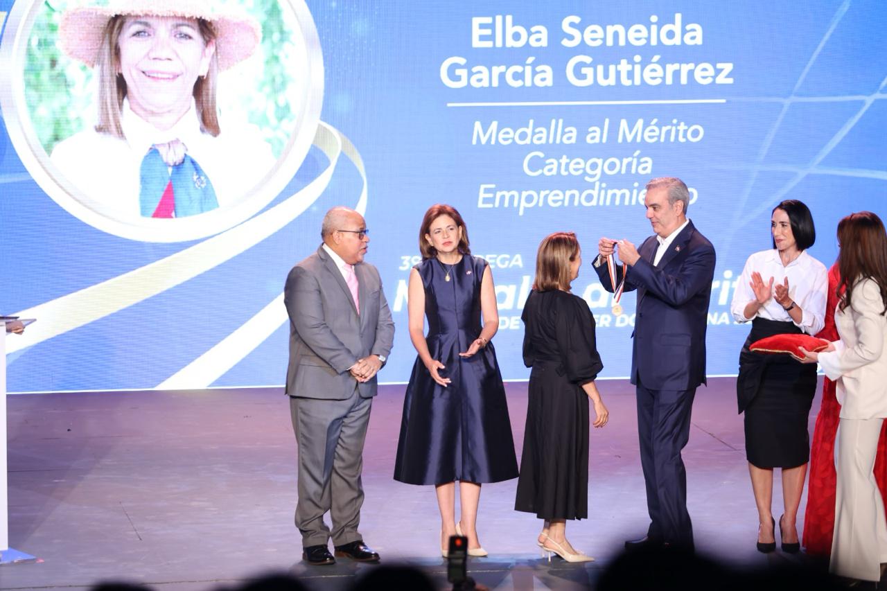 Promipyme presente en entrega de la Medalla al Mérito de la Mujer